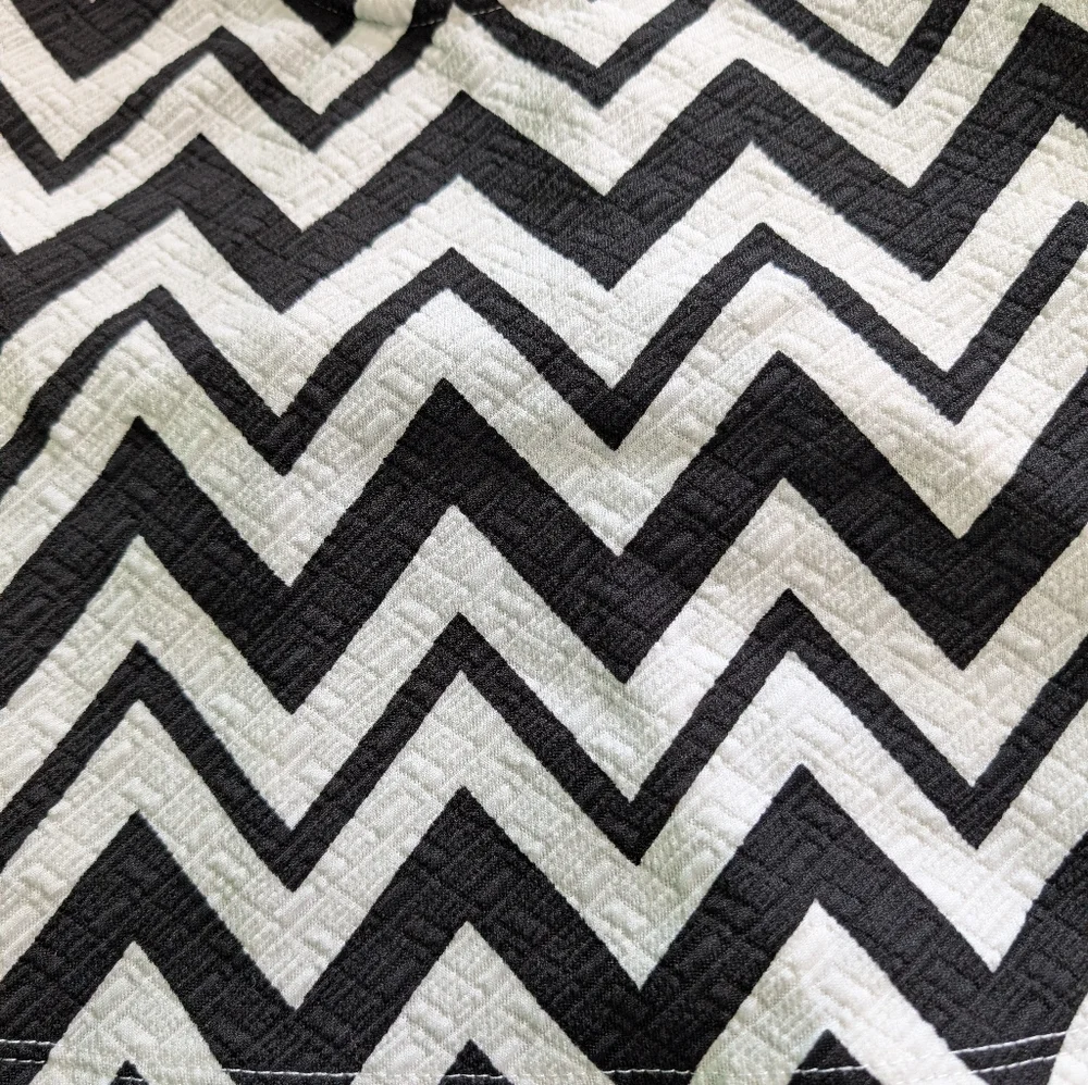 Chevron Patterned Crop Top - Picture 4 of 4